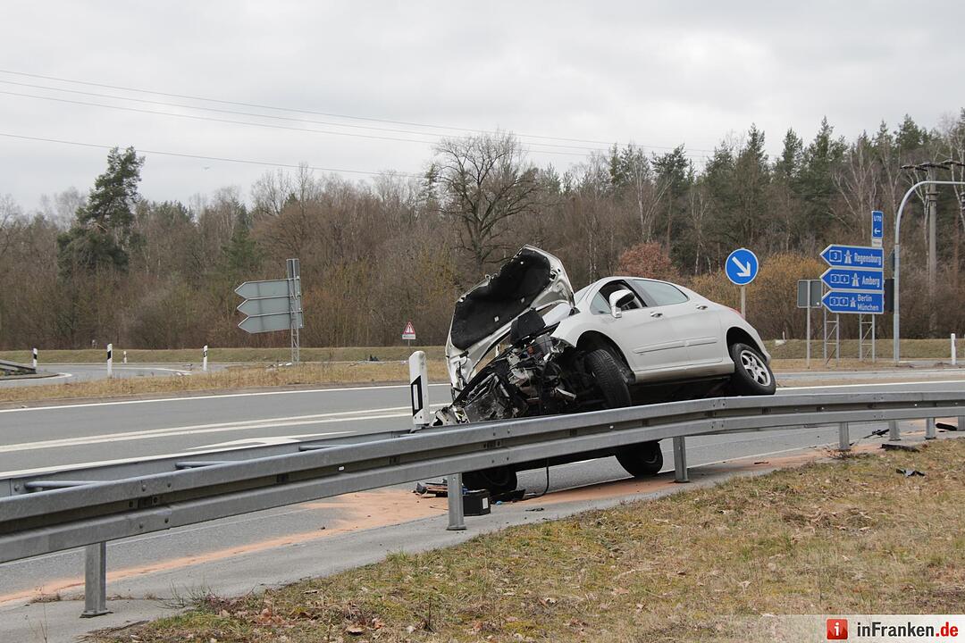 Fahrzeug rammt Verkehrsschild und landet auf Gegenfahrbahn