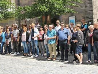 Mehr als einhundert Leute trafen sich vor der Kronacher Synagoge, um im Rahmen der bundesweiten Aktion "Deutschland Hand in Hand gegen Rassismus - für Menschenrechte und Vielfalt" auch in Kronach eine Aktion durchzuführen. Dabei war auch Regionaldekan Thomas Teuchgräber (2. von rechts) .  Foto: Rainer Glissnik