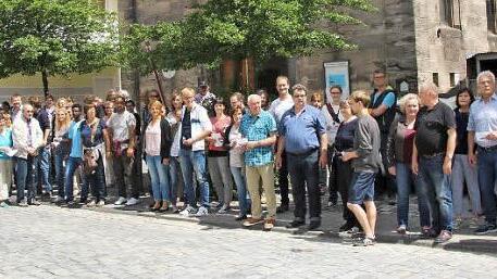 Mehr als einhundert Leute trafen sich vor der Kronacher Synagoge, um im Rahmen der bundesweiten Aktion "Deutschland Hand in Hand gegen Rassismus - für Menschenrechte und Vielfalt" auch in Kronach eine Aktion durchzuführen. Dabei war auch Regionaldekan Thomas Teuchgräber (2. von rechts) .  Foto: Rainer Glissnik
