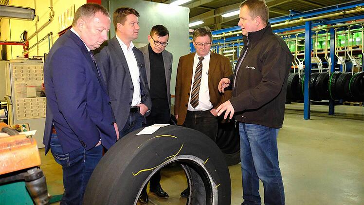 Uwe Müller (rechts) erklärt die Arbeitsschritte Thomas Bold, Sandro Kirchner, Armin Warmuth und Gerhard Eck (von links). Foto: Gerd Schaar