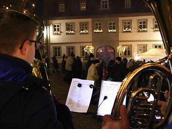 Kalt war's, aber sie schafften es trotzdem mit Bravour, ihre Instrumente zu spielen: Blasmusiker aus vielen Formationen der Stadt Zeil gestalteten den Neujahrsempfang auf dem Zeiler Marktplatz. Foto: Brigitte Krause