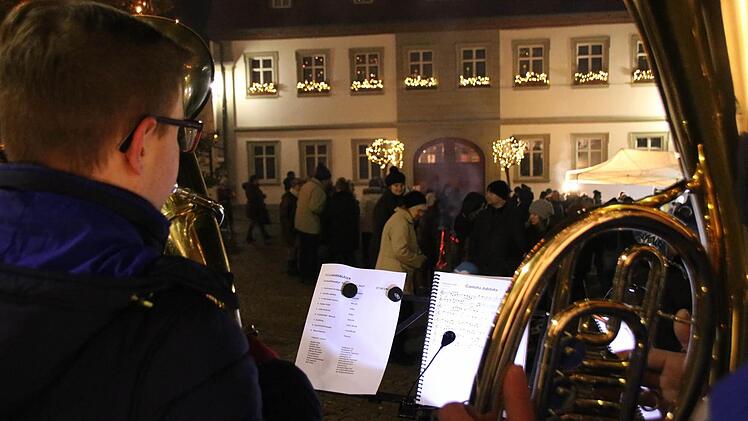 Kalt war's, aber sie schafften es trotzdem mit Bravour, ihre Instrumente zu spielen: Blasmusiker aus vielen Formationen der Stadt Zeil gestalteten den Neujahrsempfang auf dem Zeiler Marktplatz. Foto: Brigitte Krause