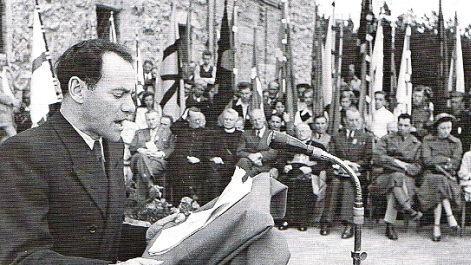 Emil Kemmer hält bei der Einweihung von Burg Feuerstein im Jahr 1946 eine Rede.