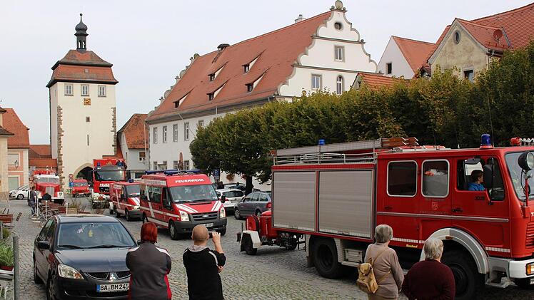 Durch das Stadttor über den historischen Marktplatz zog der Konvoi