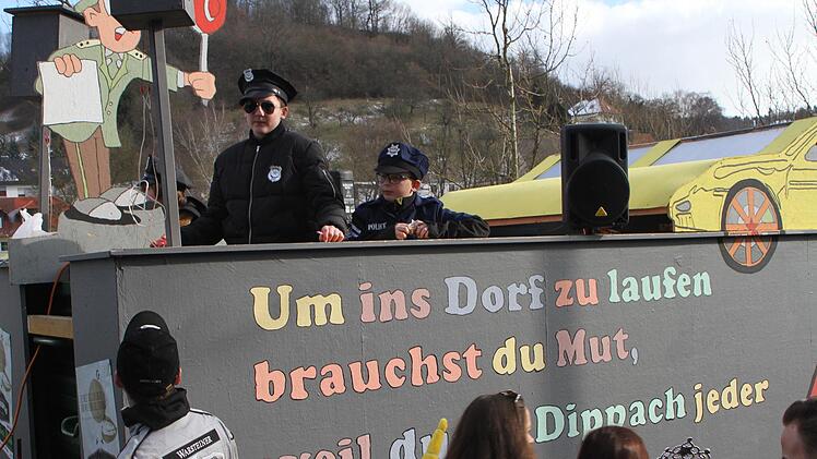 Die Dippacher leben anscheinend "gefährlich", wenn sie ins Dorf müssen.