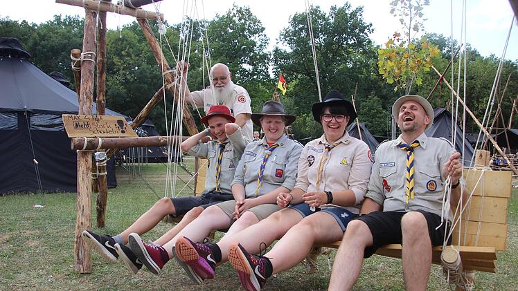Klaus Tietz (72) stößt den Rangers-Nachwuchs an: Tom (14), der die Riesenschaukel gebaut hat, Camp-Pastorin Annabelle, Camp-Leiterin Anna und Camp-Wart Daniel. Diana Fuchs