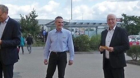 German Hacker, Aldi-Filialleiter Peter Schech sowie Helmut Muhr und Klaus Zametzer von der Post (v. l.) freuen sich &uuml;ber die neue Packstation. Foto: Gabriela Ruyter