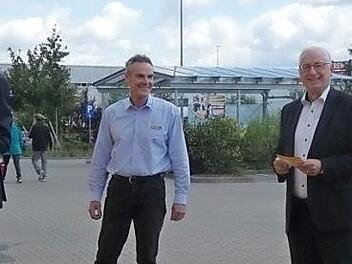 German Hacker, Aldi-Filialleiter Peter Schech sowie Helmut Muhr und Klaus Zametzer von der Post (v. l.) freuen sich über die neue Packstation. Foto: Gabriela Ruyter