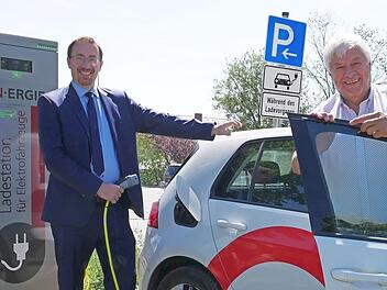 Bürgermeister Martin Walz (l.) bei der symbolischen Inbetriebnahme der Ladesäule mit Rainer Gründel (N-Ergie) Foto: Michael Enderlein