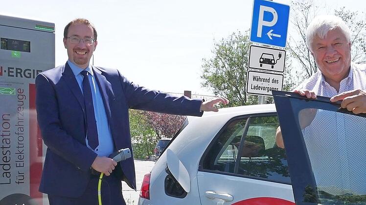 Bürgermeister Martin Walz (l.) bei der symbolischen Inbetriebnahme der Ladesäule mit Rainer Gründel (N-Ergie) Foto: Michael Enderlein