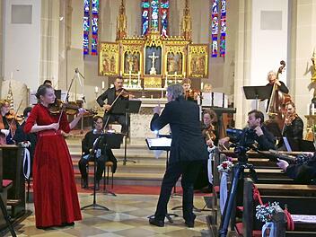 Die junge Violin-Virtuosin Alma Keilhack begeisterte im harmonischen Zusammenspiel mit dem Fränkischen Kammerorchester. Am Dirigentenpult Andreas Englhardt Foto: Heike Schülein