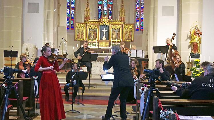 Die junge Violin-Virtuosin Alma Keilhack begeisterte im harmonischen Zusammenspiel mit dem Fränkischen Kammerorchester. Am Dirigentenpult Andreas Englhardt Foto: Heike Schülein