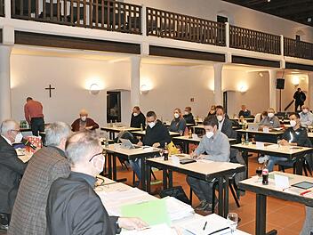 Der Haßfurter Stadtrat tagte am Dienstagabend im großen Saal der Stadthalle unter Corona-Bedingungen.  Foto: Martin Schweiger