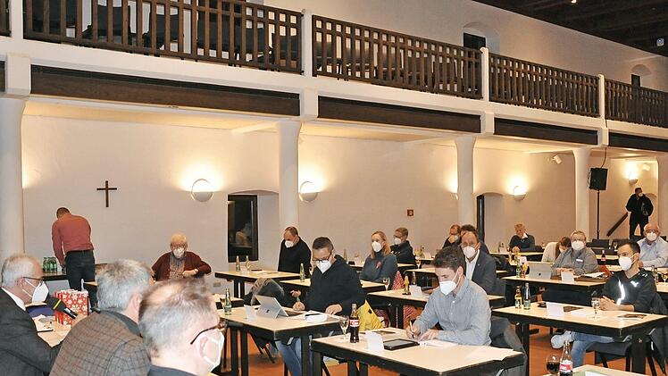 Der Haßfurter Stadtrat tagte am Dienstagabend im großen Saal der Stadthalle unter Corona-Bedingungen.  Foto: Martin Schweiger