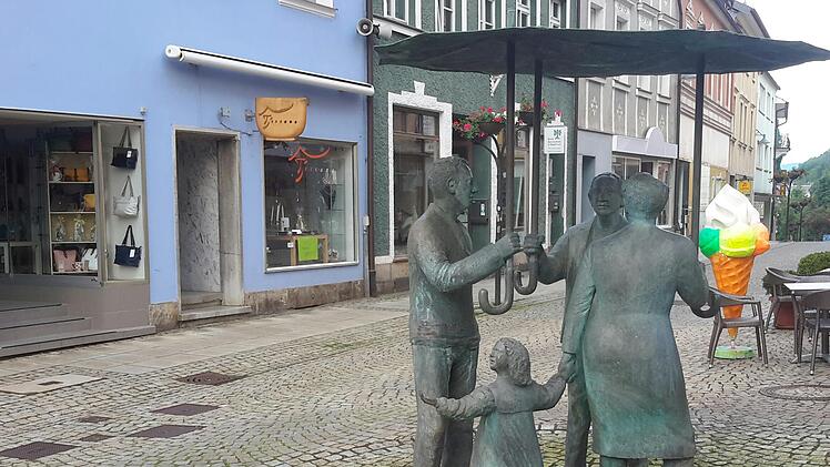 "Im Gespräch" heißt der Brunnen der Künstlerin Margot Garutti am Marktplatz. Treffender hätte seinerzeit die Namensgebung für das Objekt nicht ausfallen können. Denn auch nach 25 Jahren bietet die Bad Brückenauer Fußgängerzone noch immer reichlich Diskussionsstoff. Foto: Rolf Pralle