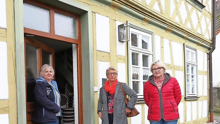 Wer mag die „Alte Schule“ besichtigen? Bitte melden bei Regina Wilmer (li.), hier zusammen mit Elfriede Dauer und Adelgunde Gagel.