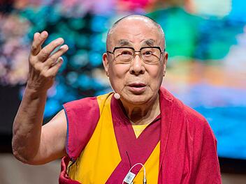 Der 14. Dalai Lama, der bei seiner Geburt als zweiter Sohn einer Bauernfamilie Lhamo Döndrub hieß, feiert am 06. Juli seinen 90. Geburtstag. Er tritt nach wie vor für Gewaltlosigkeit und Frieden ein.