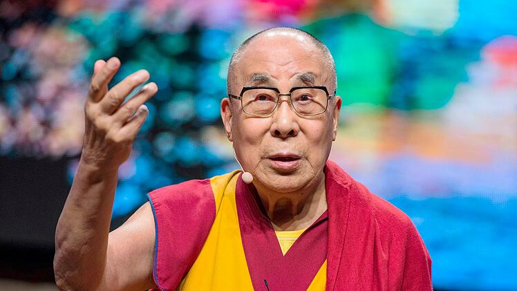 Der 14. Dalai Lama, der bei seiner Geburt als zweiter Sohn einer Bauernfamilie Lhamo Döndrub hieß, feiert am 06. Juli seinen 90. Geburtstag. Er tritt nach wie vor für Gewaltlosigkeit und Frieden ein.