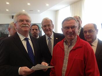 Otwin Schneider (r.) von der Forchheimer Bürgerinitiative hat die Unterschriften an Wirtschaftsminister Martin Zeil (l., FDP) übergeben. Rückendeckung bekommt er von (hinten v. l.) Thomas Hacker (FDP, fast verdeckt), Thorsten Glauber (FW), Eduard Nöth (CSU), Georg Lang (CSU, halb verdeckt) und Oberbürgermeister Franz Stumpf (WUO). Fotos: Nikolas Pelke