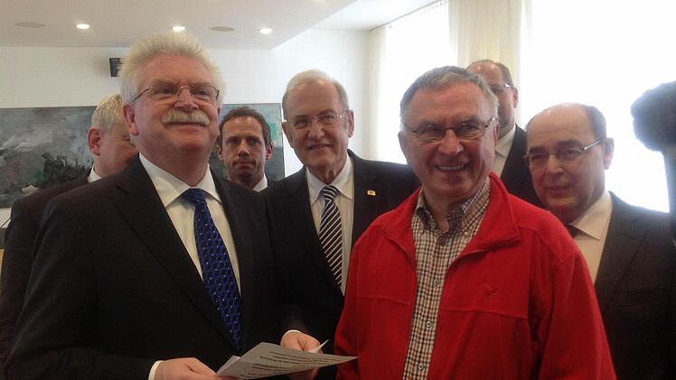 Otwin Schneider (r.) von der Forchheimer Bürgerinitiative hat die Unterschriften an Wirtschaftsminister Martin Zeil (l., FDP) übergeben. Rückendeckung bekommt er von (hinten v. l.) Thomas Hacker (FDP, fast verdeckt), Thorsten Glauber (FW), Eduard Nöth (CSU), Georg Lang (CSU, halb verdeckt) und Oberbürgermeister Franz Stumpf (WUO). Fotos: Nikolas Pelke