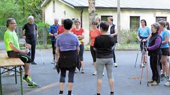 Werner Dengler (links) gibt Hinweise und Tipps an die Läufer.