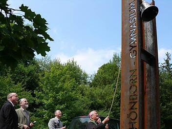 Mit dem Glöckle gedenkt das Münnerstädter Gymnasium ihrer gefallenen und verstorbenen Schüler. Beim Studiengenossenfest 2010 wurde n der neue Glockenturm samt neuer Glocke eingeweiht.  Foto: Heike Beudert/Archiv