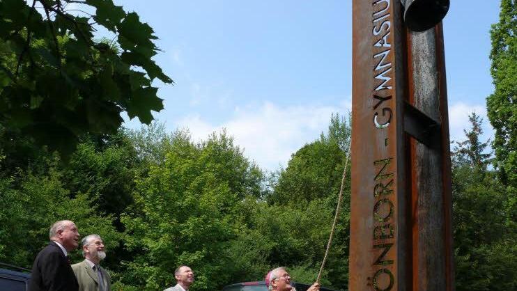 Mit dem Glöckle gedenkt das Münnerstädter Gymnasium ihrer gefallenen und verstorbenen Schüler. Beim Studiengenossenfest 2010 wurde n der neue Glockenturm samt neuer Glocke eingeweiht.  Foto: Heike Beudert/Archiv