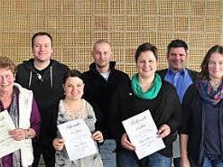 Der TSV ehrte langjährige Mitglieder. Unser Bild zeigt (vorne von links) Marius Fromm, Angelika Reitwiesner, Tina und Elena Fromm, Kerstin Keller, Gerd Bach sowie (hinten von links) Holger Baunacher, Oliver Schellenberger, Christian Klöter, Joachim Stapf, Erik Gehring.  Foto: ul