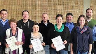 Der TSV ehrte langjährige Mitglieder. Unser Bild zeigt (vorne von links) Marius Fromm, Angelika Reitwiesner, Tina und Elena Fromm, Kerstin Keller, Gerd Bach sowie (hinten von links) Holger Baunacher, Oliver Schellenberger, Christian Klöter, Joachim Stapf, Erik Gehring.  Foto: ul