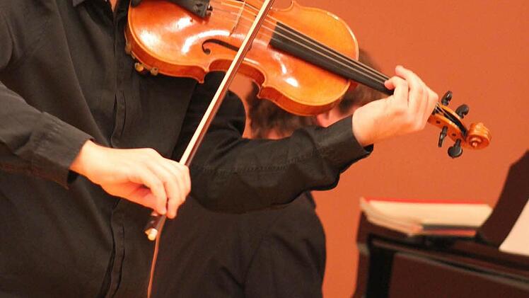 Mikhail Pochekin beeeindruckte mit Tsingane "Rhapsodie de concert" von Maurice Ravel und war die Krönung des Meisterkonzertabends. Der erst 25 Jahre alte Russe spielt ausschließlich aus Instumenten, die von seinem Vater Yuri Pochekin gefertigt worden sind