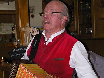 Ansgar Mauder aus Oberwerrn hat im TSV-Sportheim Ebenhausen für Stimmung gesorgt. Beim Wirtshaussingen begleitete er nicht nur mit seiner Ziehharmonika, sondern konnte auch so einige Geschichten und Gedichte vortragen. Foto: Stefan Geiger