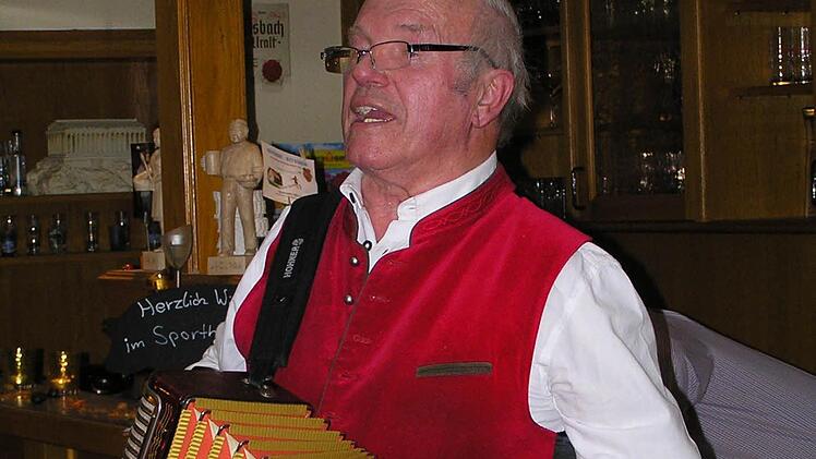 Ansgar Mauder aus Oberwerrn hat im TSV-Sportheim Ebenhausen für Stimmung gesorgt. Beim Wirtshaussingen begleitete er nicht nur mit seiner Ziehharmonika, sondern konnte auch so einige Geschichten und Gedichte vortragen. Foto: Stefan Geiger