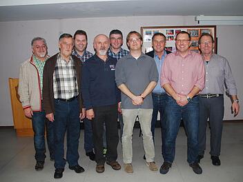 Zum 40-jährigen Jubiläum zeichnete Mathias Mangold, Vorsitzender des Heimatvereins Burglauer, Urgesteine der Tischtennisabteilung des Heimatvereins aus (von links): Klaus Beck (40 Jahre), Thomas Hehn (35 Jahre), Gerhard Guck(40 Jahre), Walter Möltner (35 Jahre), Ortwin Guhling (30 Jahre), Peter Federlein (30 Jahre), Hubert Ziegler (35 Jahre) und Abteilungsleiter Hubert Katzenberger (40 Jahre). Foto: Manfred Mellenthin