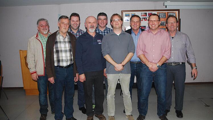 Zum 40-jährigen Jubiläum zeichnete Mathias Mangold, Vorsitzender des Heimatvereins Burglauer, Urgesteine der Tischtennisabteilung des Heimatvereins aus (von links): Klaus Beck (40 Jahre), Thomas Hehn (35 Jahre), Gerhard Guck(40 Jahre), Walter Möltner (35 Jahre), Ortwin Guhling (30 Jahre), Peter Federlein (30 Jahre), Hubert Ziegler (35 Jahre) und Abteilungsleiter Hubert Katzenberger (40 Jahre). Foto: Manfred Mellenthin