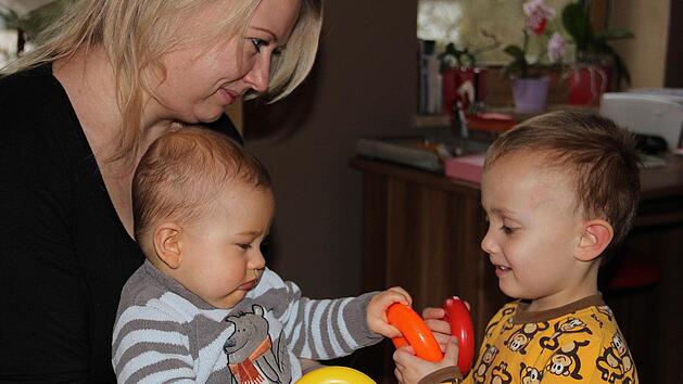Natalie Schoberth aus Neuenmarkt ist Tagesmutter und arbeitet - zu Hause. Unser Bild zeigt sie mit dem neun Monate alten Lawrence und ihrem Sohn Jonas. Foto: Katharina Müller-Sanke