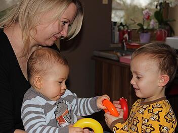 Natalie Schoberth aus Neuenmarkt ist Tagesmutter und arbeitet - zu Hause. Unser Bild zeigt sie mit dem neun Monate alten Lawrence und ihrem Sohn Jonas. Foto: Katharina Müller-Sanke