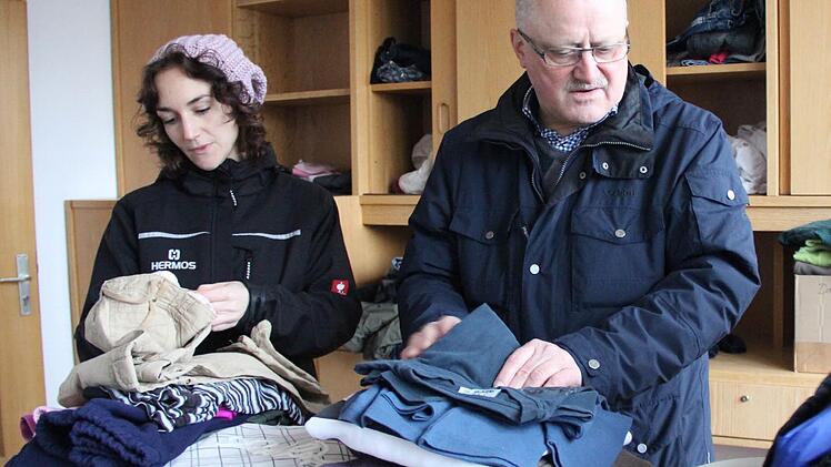 Die Thurnauer Kleiderkammer sucht eine neue Unterkunft. Ende Februar muss das Quartier im Bürogebäude der früheren Firma Greifzu geräumt sein. Dass die Nachfrage nach günstiger Kleidung groß ist, wissen Susan Müller und Günther Schölzky. Foto: Archiv/Katharina Müller-Sanke