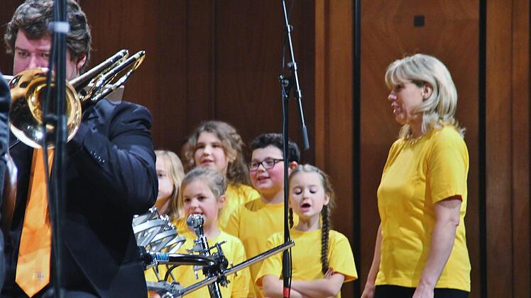 Mit ganzem Herzen dabei, der Kinderchor der städtischen Musikschule mit Brigitte Ascherl. Foto: Werner Vogel