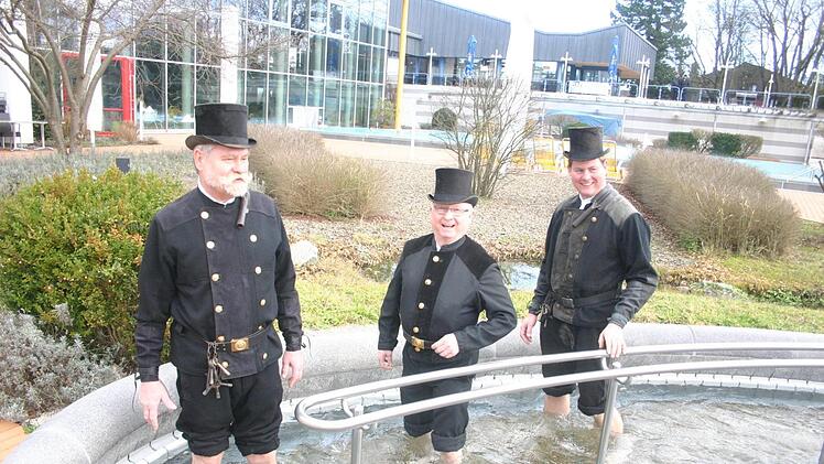 Bevor Ott-Norbert Grußka, Moritz Schmidtlein und Eiko Grußka (von links) ihre Glücksbringer an die Gäste der Therme Natur verteilten, brachten sie selbst ihren Kreislauf im Thermalbecken in Schwung. Foto: Martin Rebhan