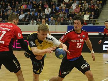 Um jeden Ball wurde am Freitagabend in Bietigheim verbissen gekämpft. Hier behauptet der Coburger Linksaußen Felix Sproß das Spielgerät gegen Gerdas Babarskas (l.) und Jan Asmuth.  Foto: Erich Bilek