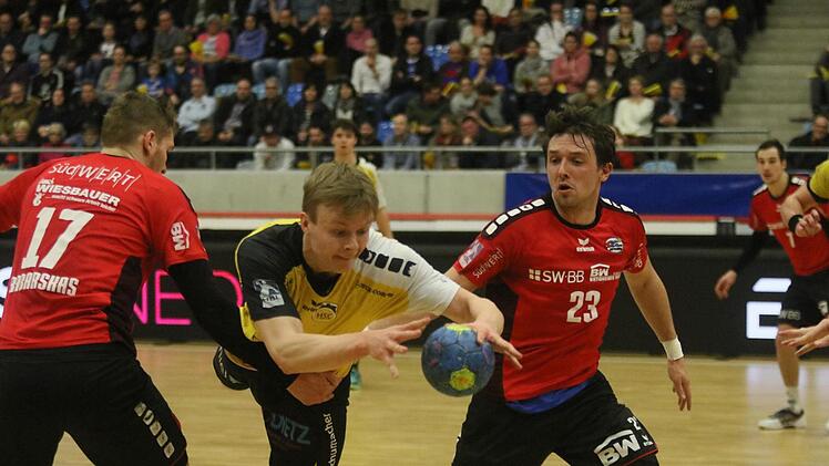 Um jeden Ball wurde am Freitagabend in Bietigheim verbissen gekämpft. Hier behauptet der Coburger Linksaußen Felix Sproß das Spielgerät gegen Gerdas Babarskas (l.) und Jan Asmuth.  Foto: Erich Bilek