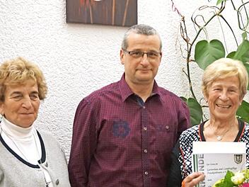 Irmgard Heinrich und Vereinsvorsitzender Helmut H&auml;mel ehrten Lotte Schneider.