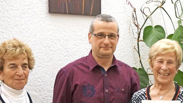 Irmgard Heinrich und Vereinsvorsitzender Helmut H&auml;mel ehrten Lotte Schneider.