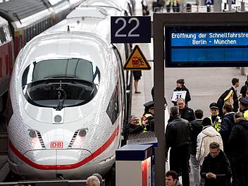 München: Ein Sonderzug der Deutschen Bahn (DB) steht am kurz vor seiner Abfahrt nach Berlin am Hauptbahnhof.   Foto: Sven Hoppe/dpa