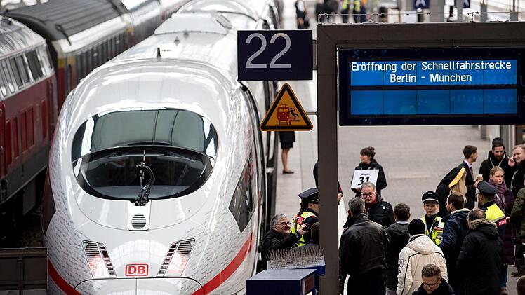 München: Ein Sonderzug der Deutschen Bahn (DB) steht am kurz vor seiner Abfahrt nach Berlin am Hauptbahnhof.   Foto: Sven Hoppe/dpa
