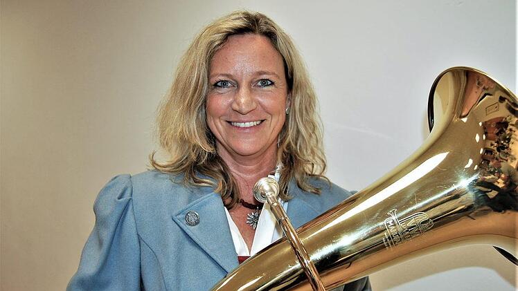 Nachwuchsmusikerin Mia Koch (47) mit ihrem Tenorhorn machte jetzt das D2-Leistungsabzeichen. Foto: Sigismund von Dobschütz