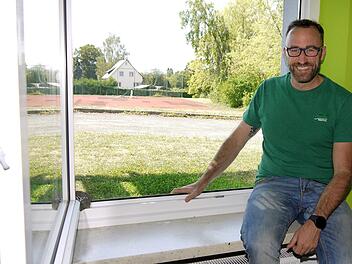 Da draußen  wäre Platz für den Kinderhort.     Bürgermeister  Markus Mönch ist überzeugt davon, dass  der Gemeinderat am Montag den Weg für einen Neubau freimachen wird.Berthold Köhler