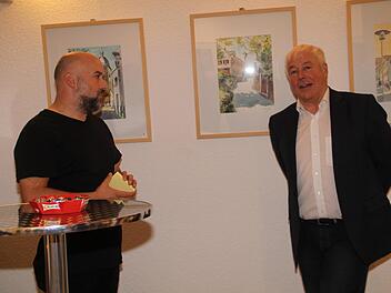 Der Maler Peter Schmidt (rechts) im Gespräch mit Markus Häggberg, Vorsitzender der KuKIGerda Völk