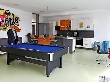 Natürlich finden sich im neuen Jugendtreff, hier mit Bürgermeister Carsten Joneitis, viele Spiele: In der Sitzung hat Jugendpfleger Oliver Schulz dann auch mit dem Oberhaider Gemeinderat gespielt. Foto: Barbara Herbst
