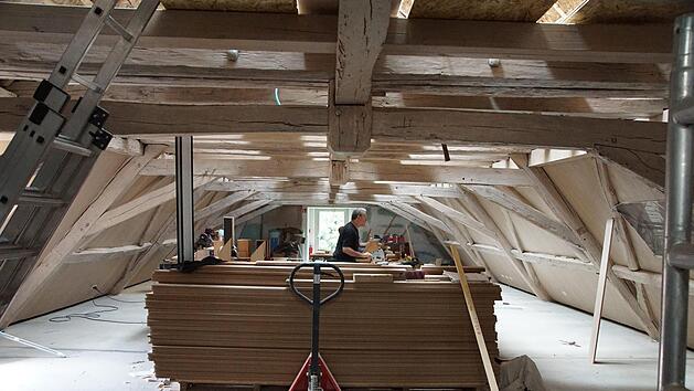 Direkt unterm Dachgeb&auml;lk entsteht einer der neuen Prober&auml;ume. Foto: Arkadius Guzy